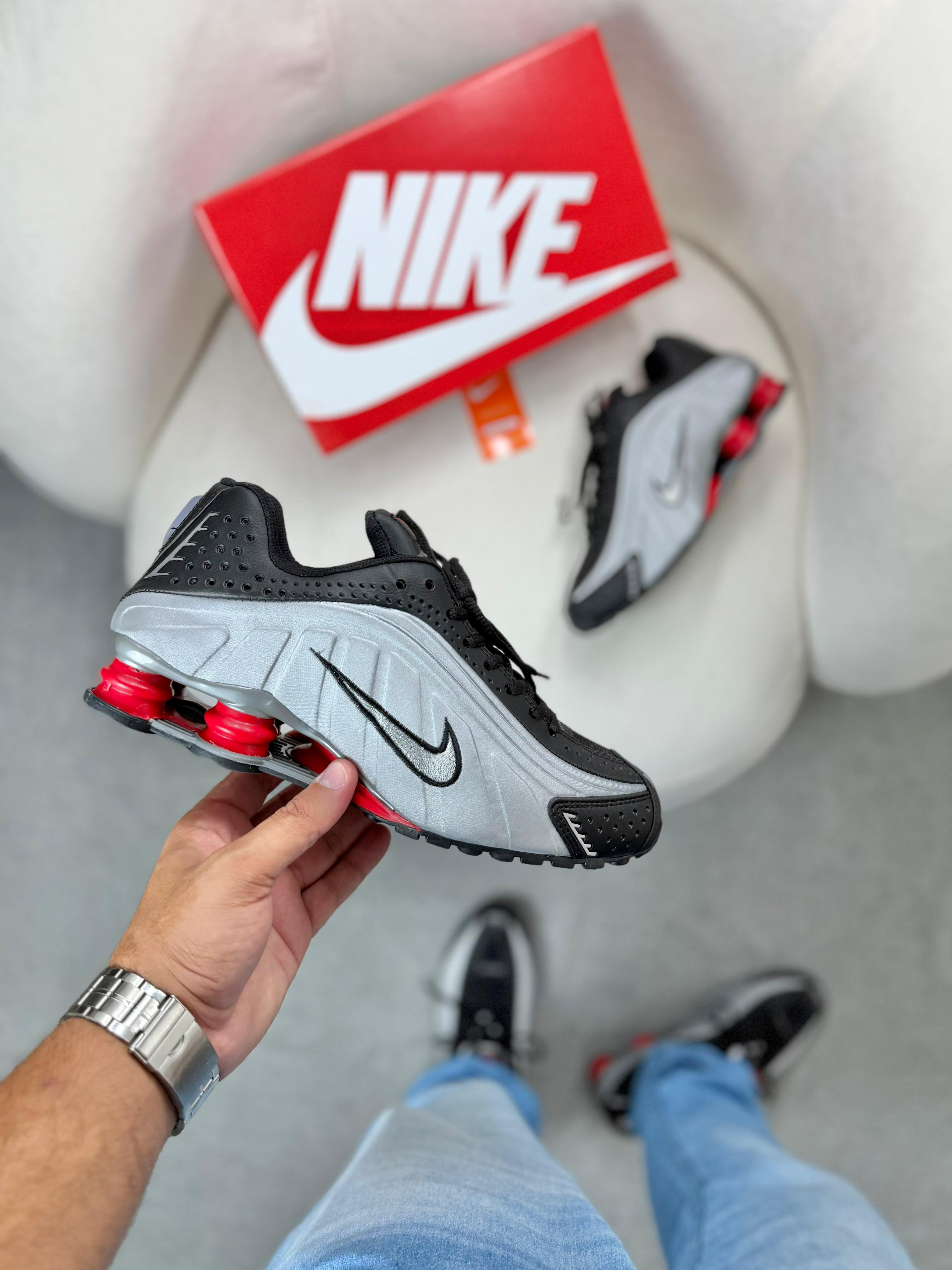 NIKE SHOX R4 - Masculino